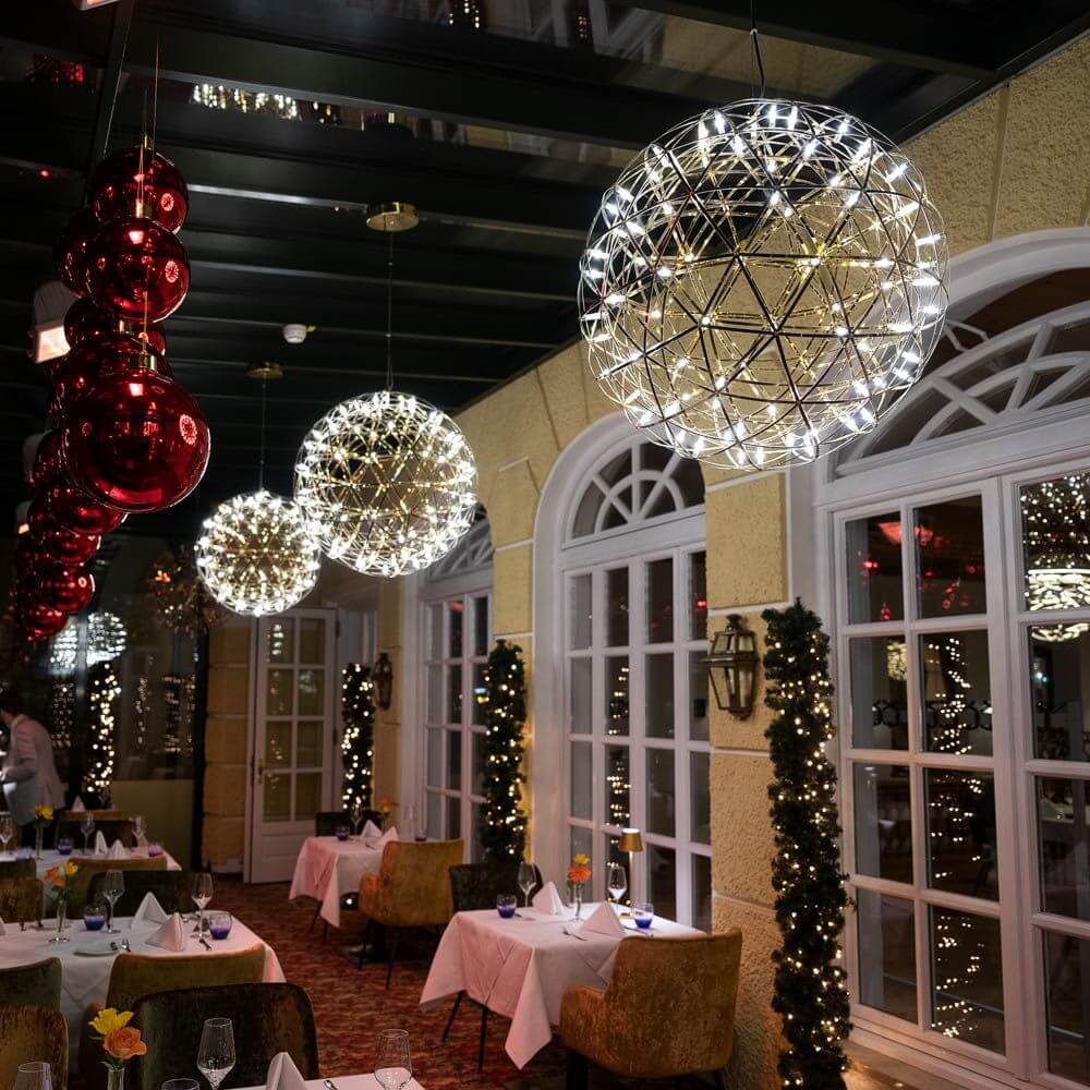 s.luce Atom LED-Hängeleuchte Dimmbar in elegantem Restaurant, moderne Beleuchtung schafft stimmungsvolle Atmosphäre.