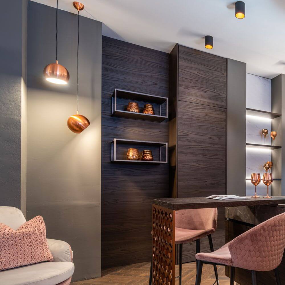 s.luce Bold Metall Pendellampe med drejbar udskiftelig skærm i moderne stue med stilfuld indretning.