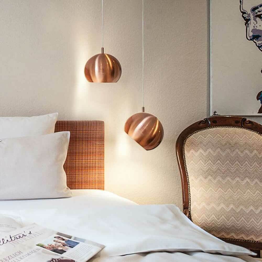 s.luce Lampa wisząca z metalu w kształcie kuli z obrotowym, wymiennym kloszem nad łóżkiem w sypialni.