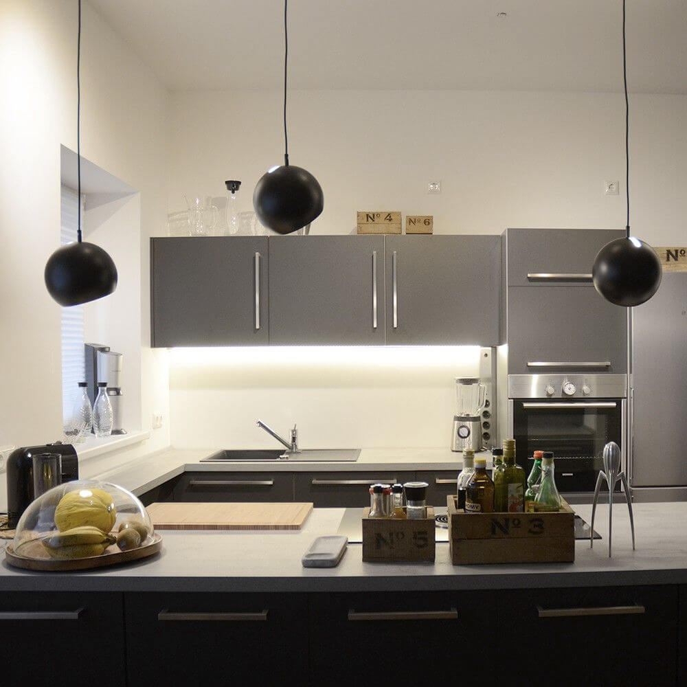 s.luce Ball Galerieleuchte mit drehbarem tauschbaren Schirm 5m Abhängung über moderner Küche