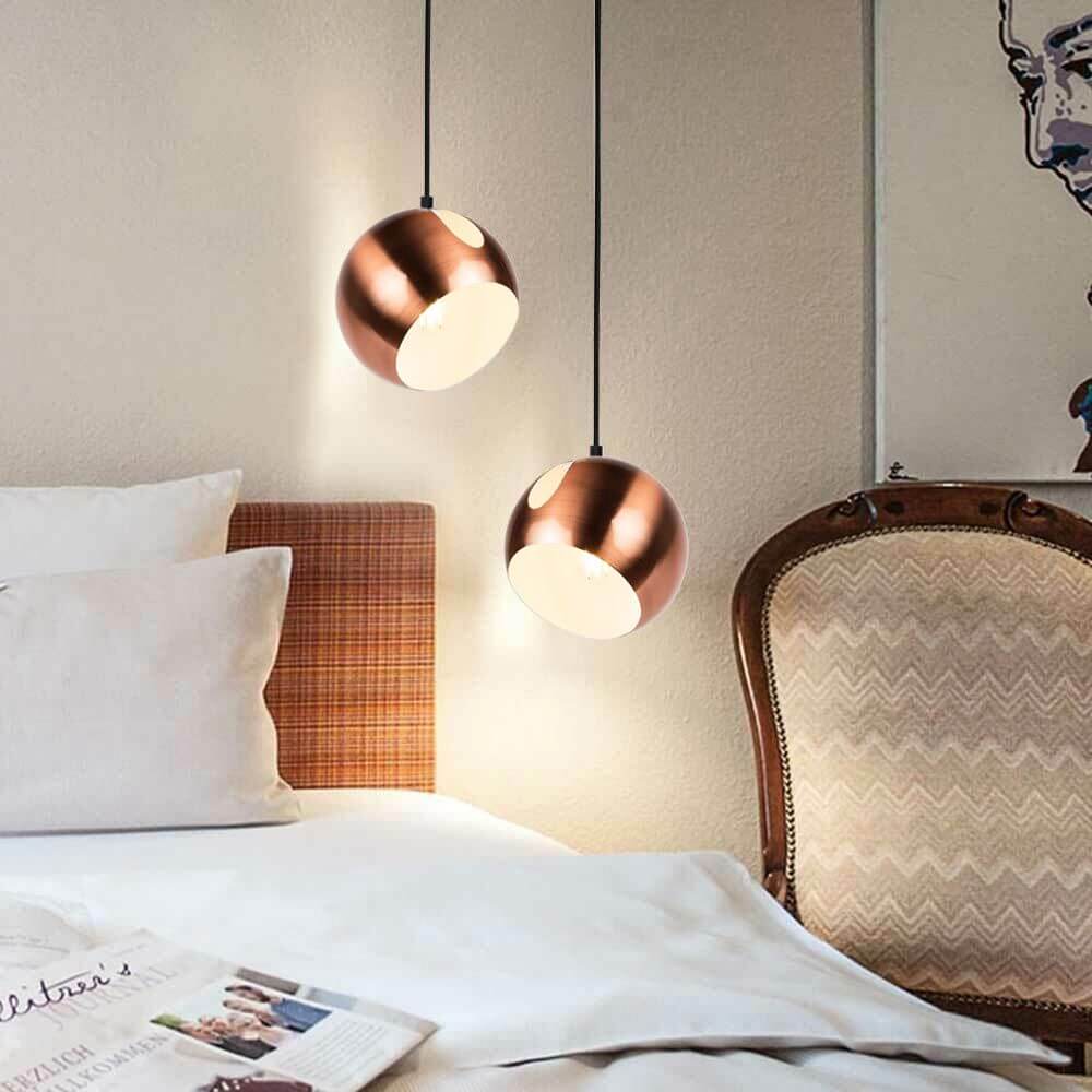 s.luce Lâmpada de galeria Ball com cúpula rotativa e substituível, suspensão de 5m sobre uma cama em um interior elegante.