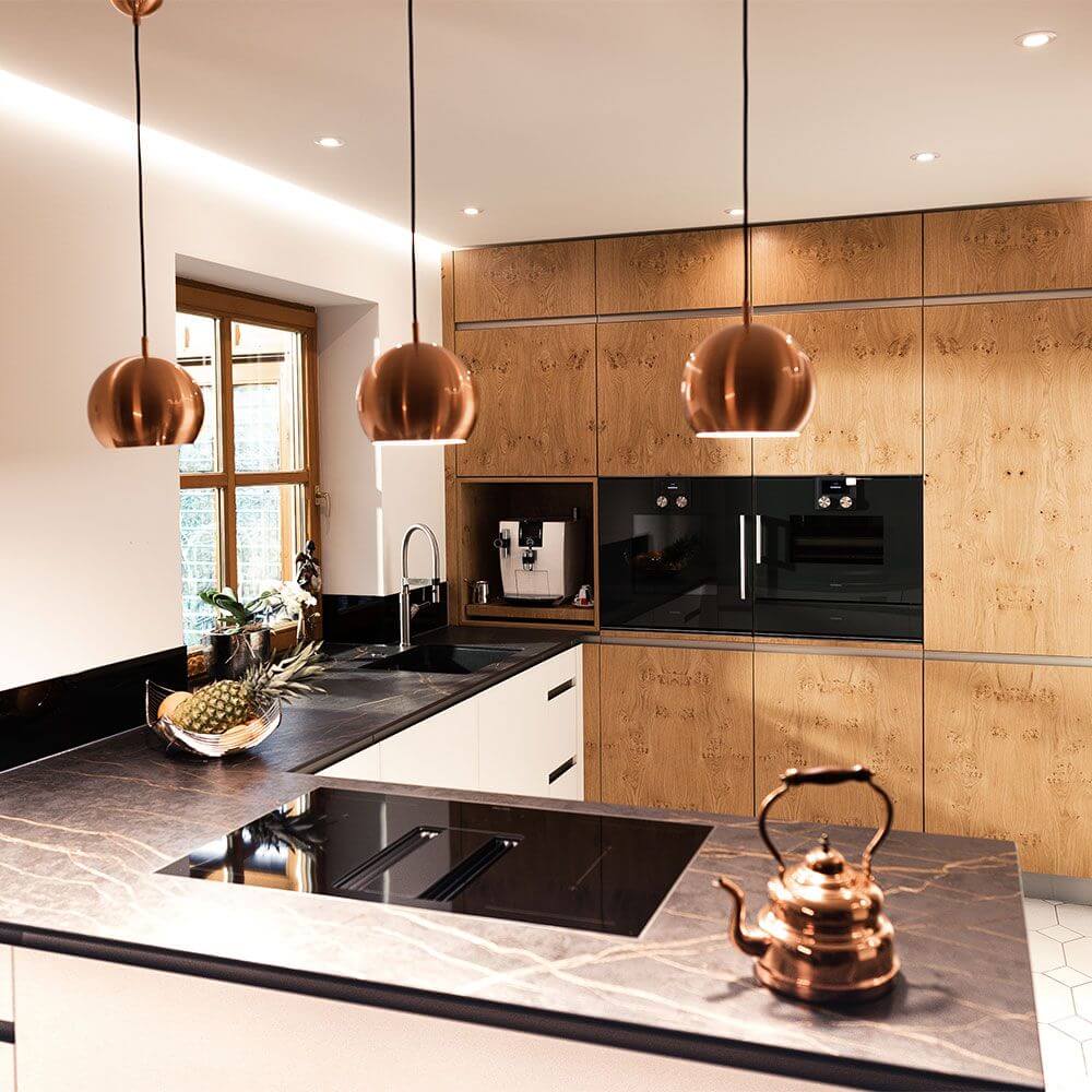 s.luce Lâmpada de galeria Ball com cúpula rotativa e substituível, suspensão de 5m em interior de cozinha moderna.