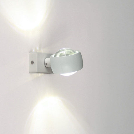 s.luce Beam Wandleuchte Up&Down mit Linsen an einer Wand, modernes Design und faszinierende Lichtwirkung.