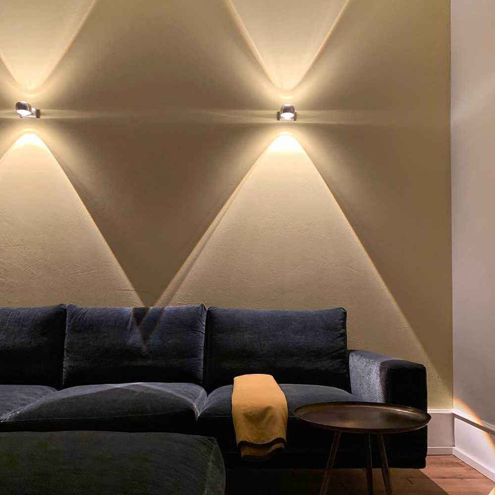 s.luce Beam LED-Wandleuchte modern Up & Down in einem stilvollen Wohnraum mit beeindruckenden Lichteffekten.