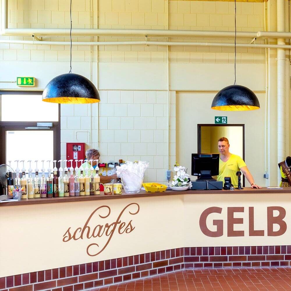 s.luce Blister Pendelleuchte in einem modernen Barbereich, stilvolles Design mit mattem Finish.