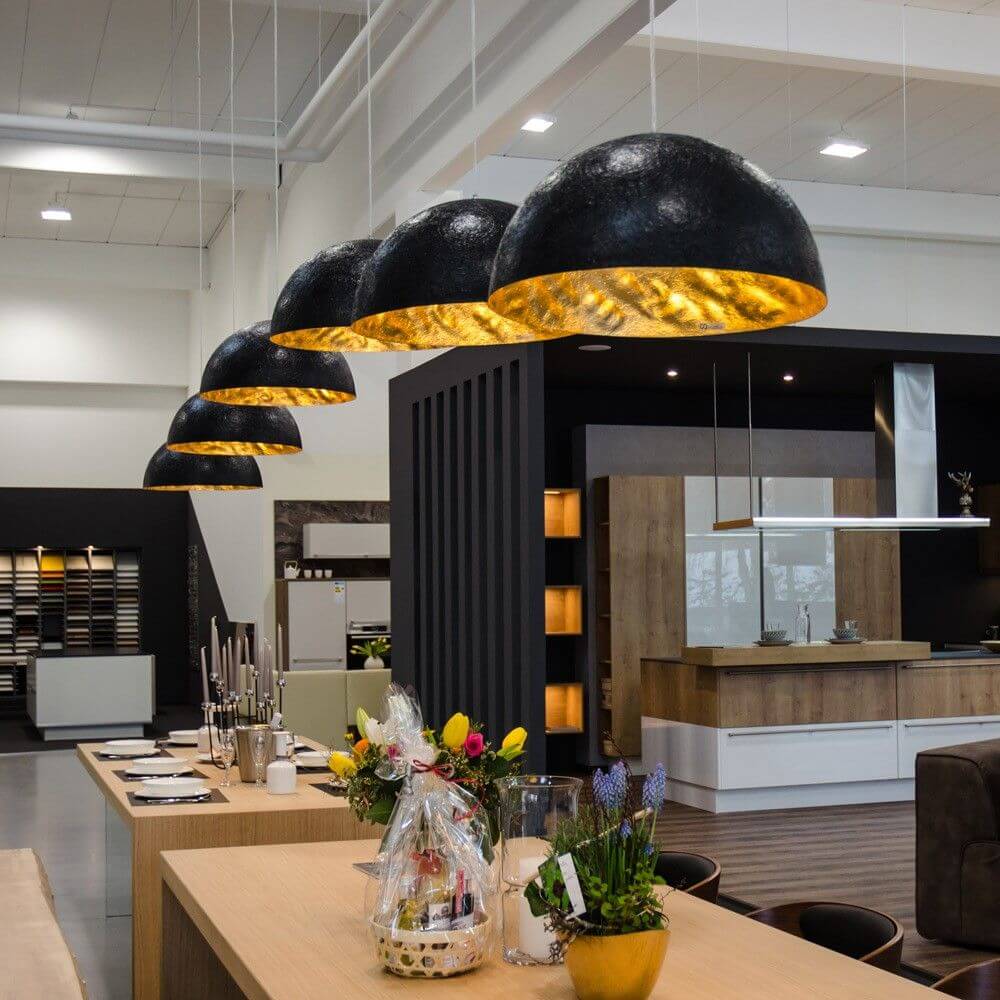 s.luce Blister Pendelleuchte Matt im modernen Essbereich mit stilvollem, nach unten gerichteten Licht.