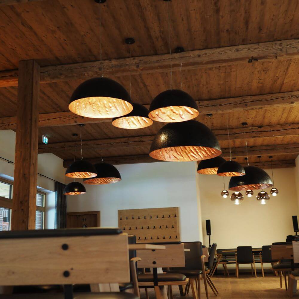 s.luce Blister Pendelleuchte Matt in einem modernen Restaurant mit Holzdecke und stilvoller Beleuchtung