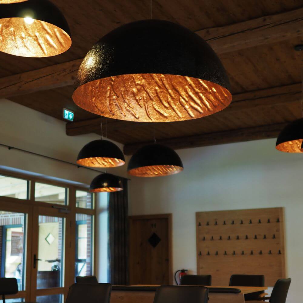 s.luce Blister Pendelleuchte Matt in elegantem Essbereich mit warmem Licht und stilvollem Design.