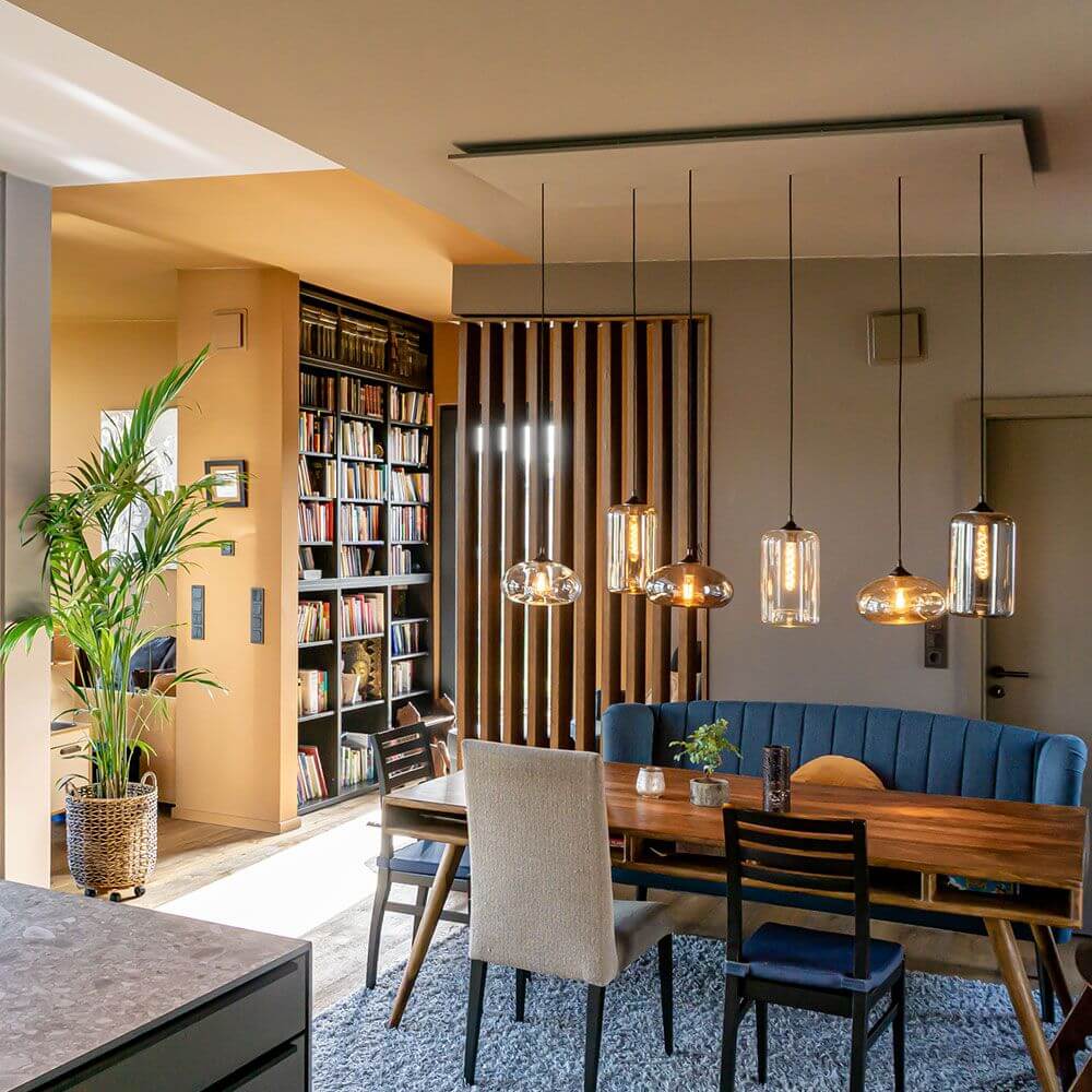 s.luce Cruet glaspendel i moderne spisestue med træbord og bogreol.