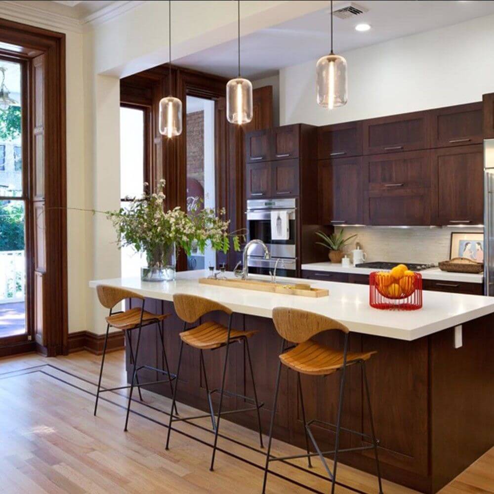 Moderne Küche mit s.luce Cruet Pendelleuchte, Holz- und Weißtönen, stilvoller Essbereich.