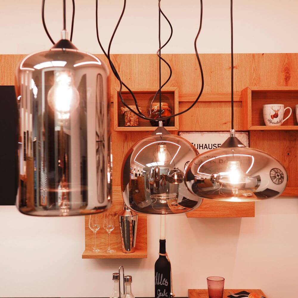 s.luce Cruet Galerie-Pendelleuchte aus Glas in verschiedenen Formen und Farben, ideal für hohe Räume.