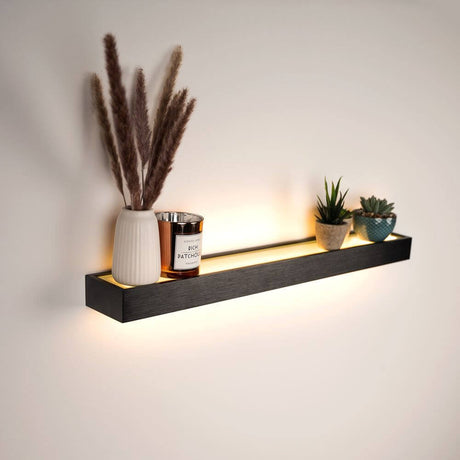 s.luce Cusa LED-lysplate vegglampe Up & Down med planter og dekor på en elegant vegghylle
