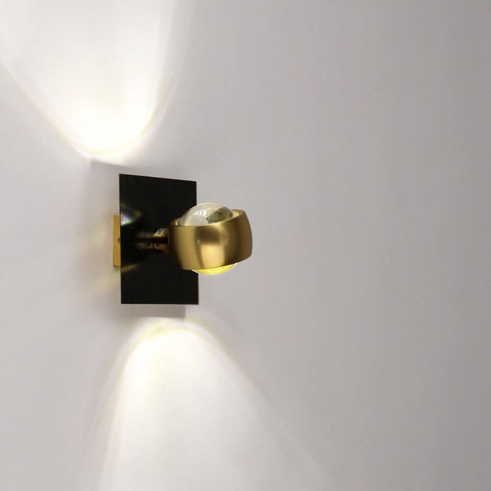 s.luce-dekkplate som passer til Beam 12x12 cm på moderne vegglampe i gull og svart.