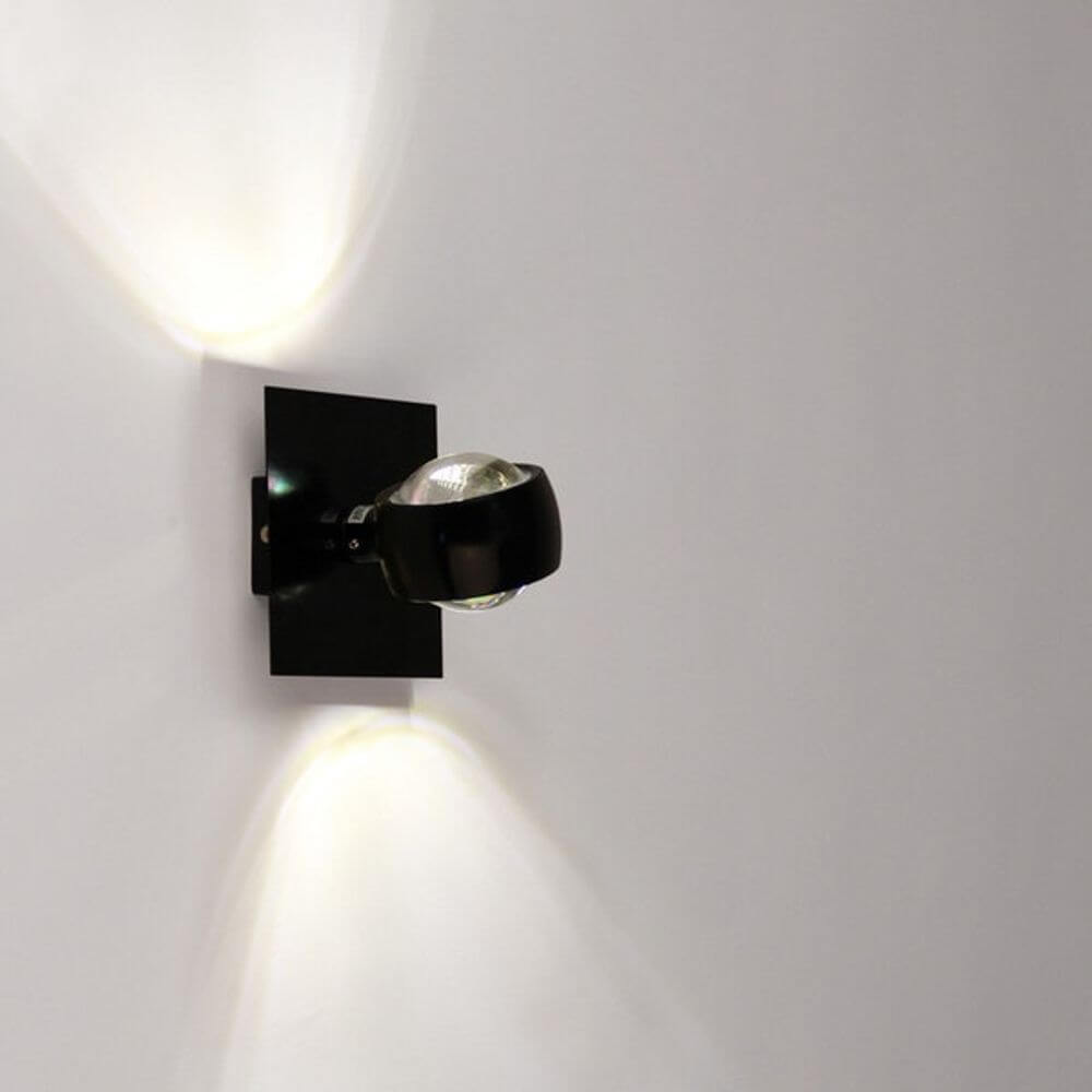 Moderne Beam-vegglampe med dekkplate, 12x12 cm, individuelle designmuligheter og fascinerende lyseffekt.