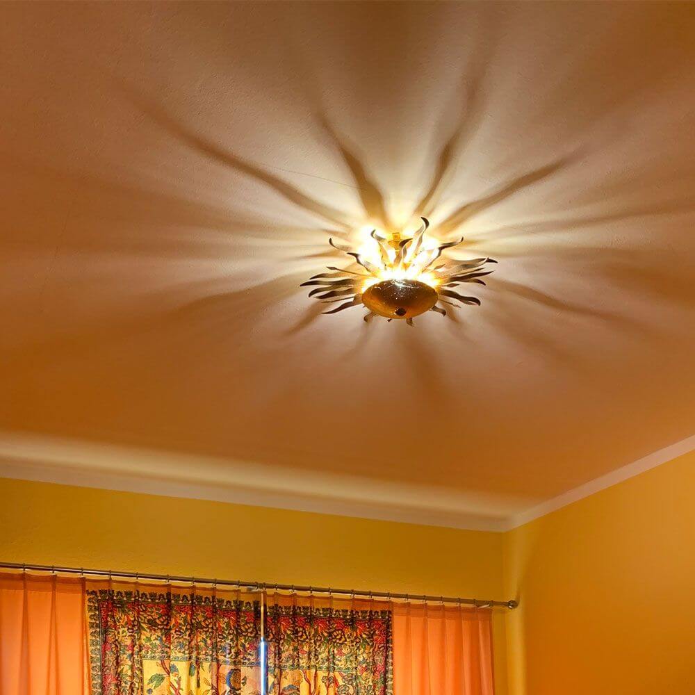 s.luce Diator XL handgeschmiedete Sonne Rost- & Goldfarben Deckenleuchte mit faszinierenden Lichteffekten.