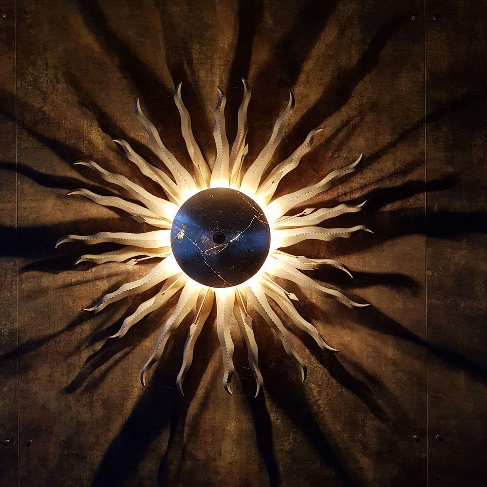 s.luce Diator XL håndsmedet sol i rust- & guldfarver med imponerende lyseffekter