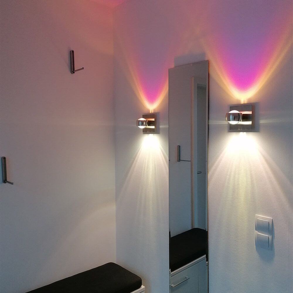 Farbfilter Multicolor für Beam Wandleuchte mit faszinierenden Lichteffekten im Wohnzimmer.