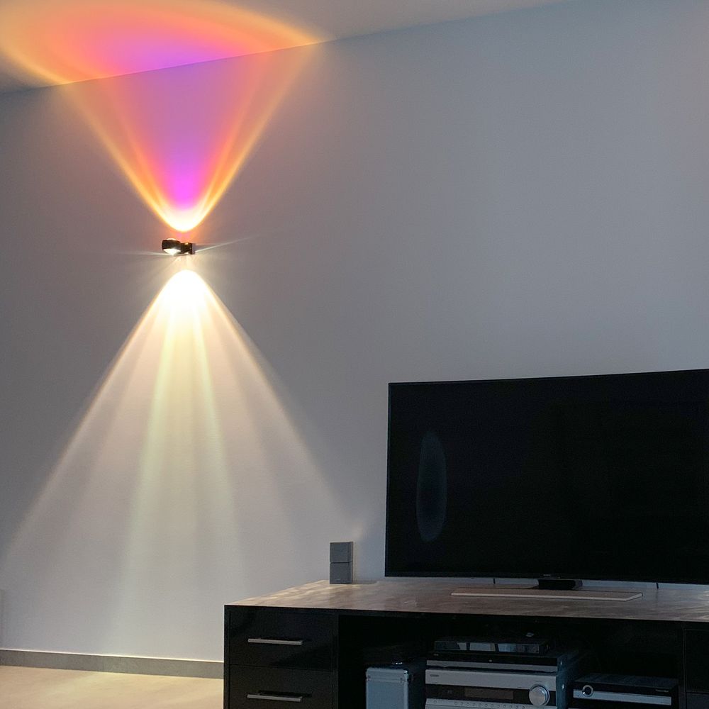 Faszination von Lichtakzenten mit der s.luce Beam Wandleuchte und Multicolor Farbfilter.