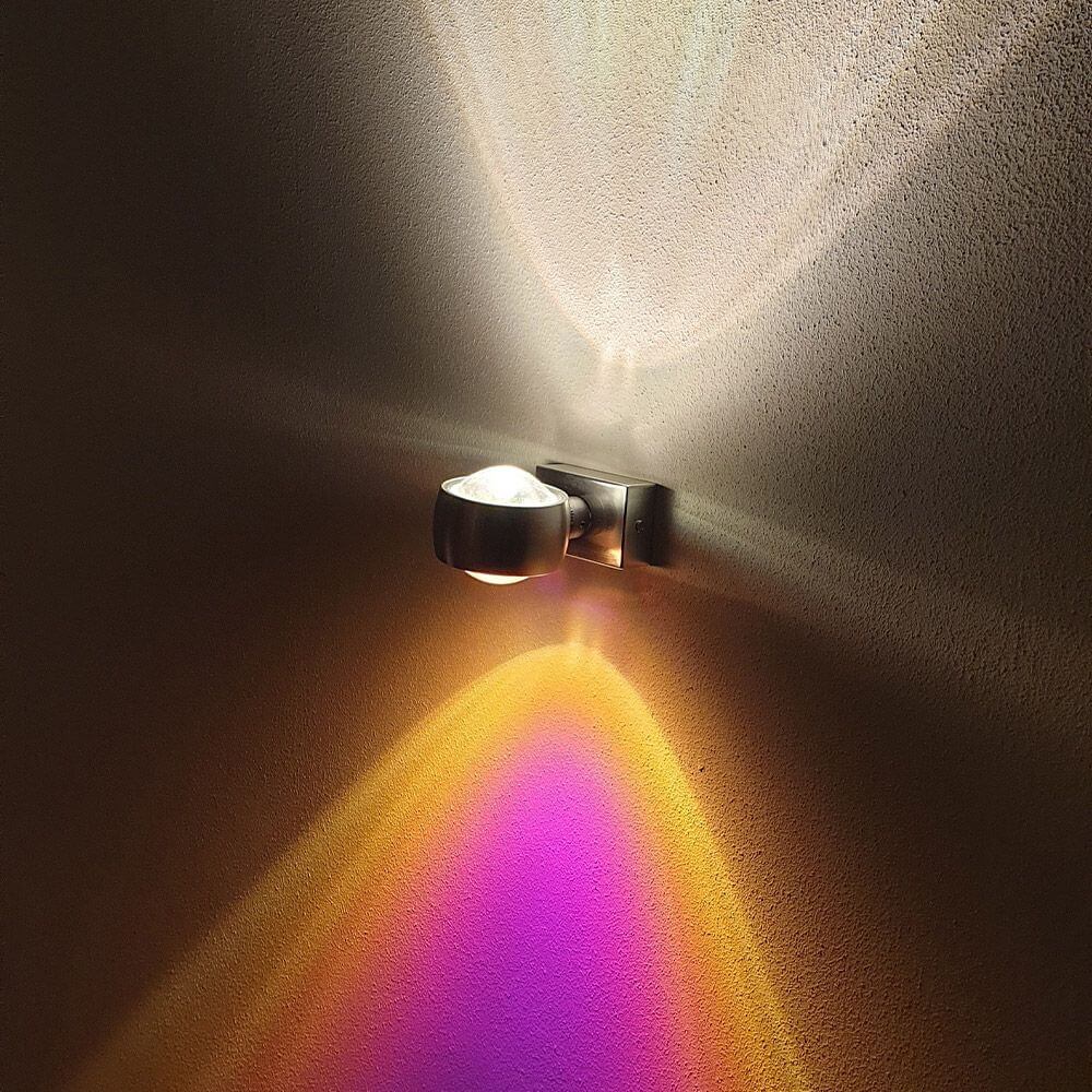 s.luce Farbfilter Multicolor auf Beam Wandleuchte mit faszinierenden Lichteffekten an Wand.