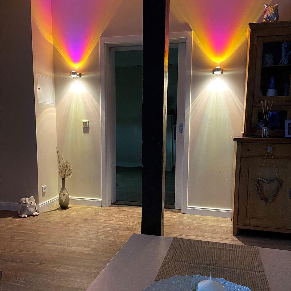 Multicolor Lichtstimmung mit s.luce Farbfiltern für Beam Wandleuchten im modernen Wohnraum.