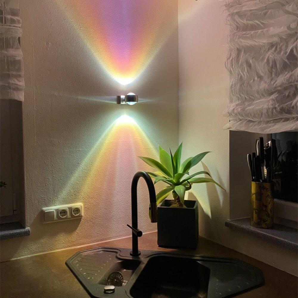 Beam Wandleuchte mit Multicolor Farbfilter, beeindruckende Lichtspiele in modernem Wohnambiente.
