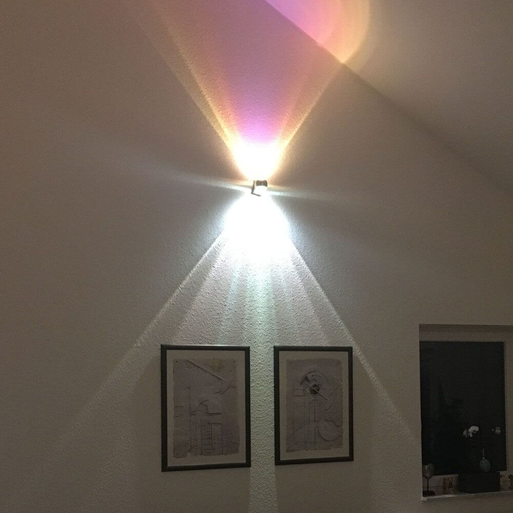 s.luce Farbfilter Multicolor passend zu Beam auf einer Wand, erzeugt lebendige Lichteffekte.