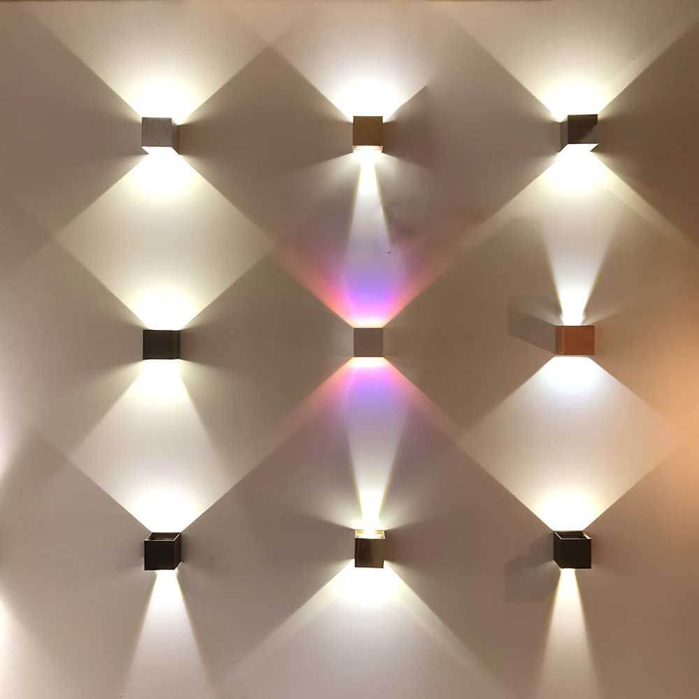 s.luce Farbfilter Multicolor passend zu Ixa an Wänden mit unterschiedlich farbigen Lichtstrahlen.