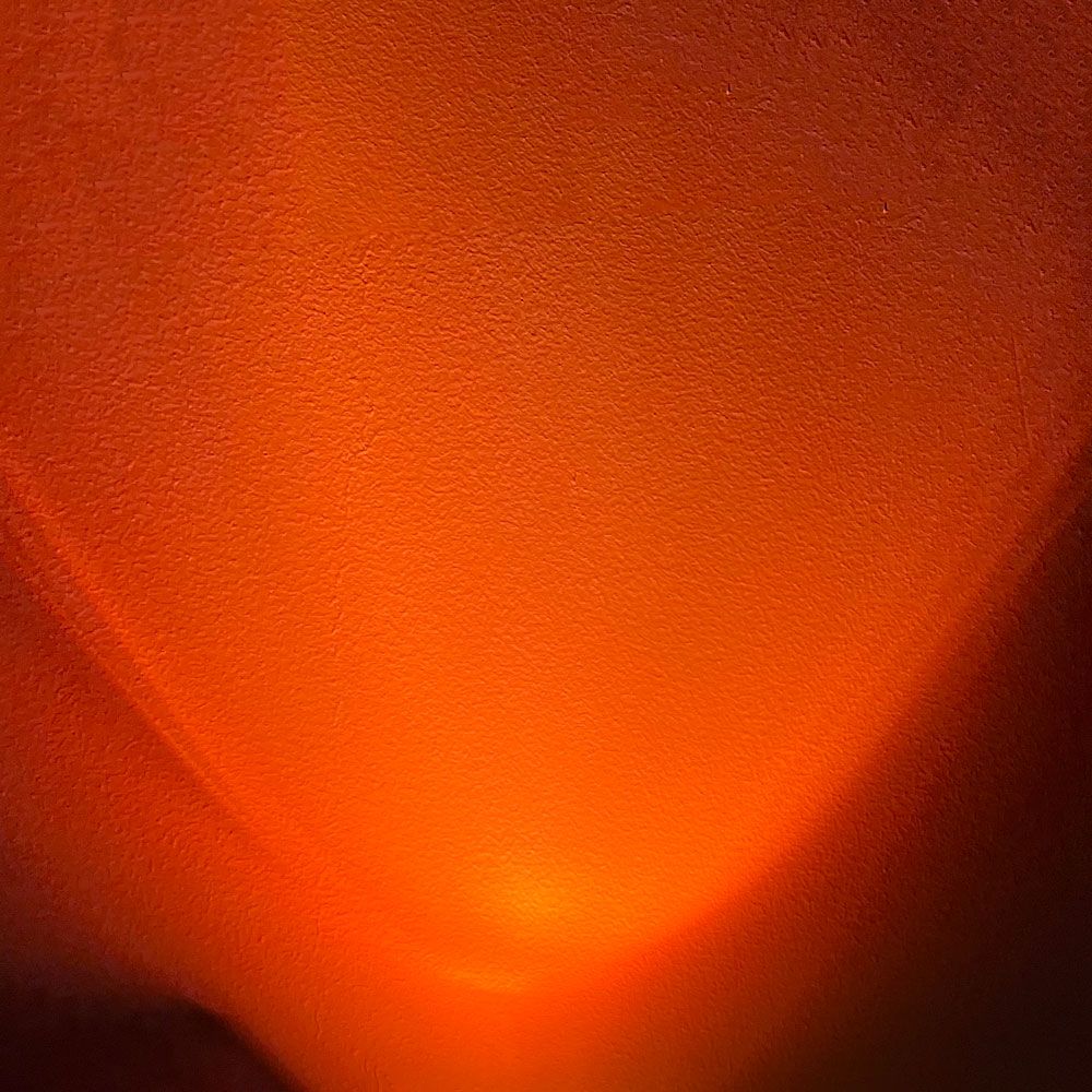 s.luce Farbfilter passend zur Beam-Serie in Orange, stimmungsvolle Atmosphäre an der Wand.