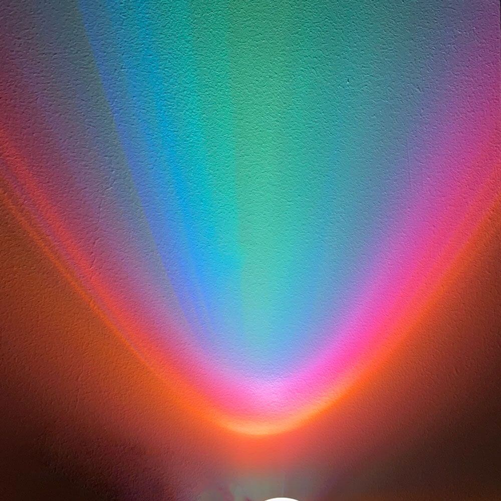 s.luce Farbfilter passend zur Beam-Serie mit farbenfrohen Lichteffekten an der Decke.