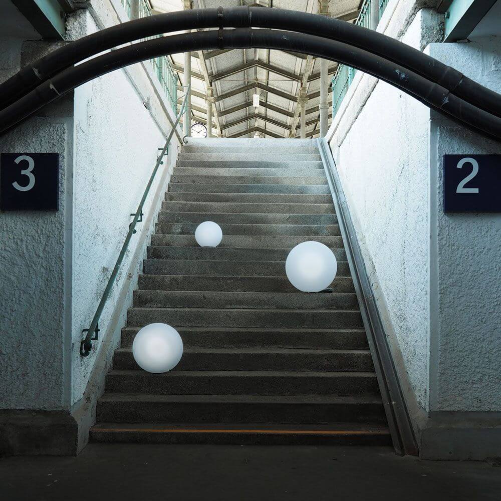 s.luce Globe Set Garten Kugelleuchten auf einer Treppe mit modernem Design und stimmungsvollem Licht