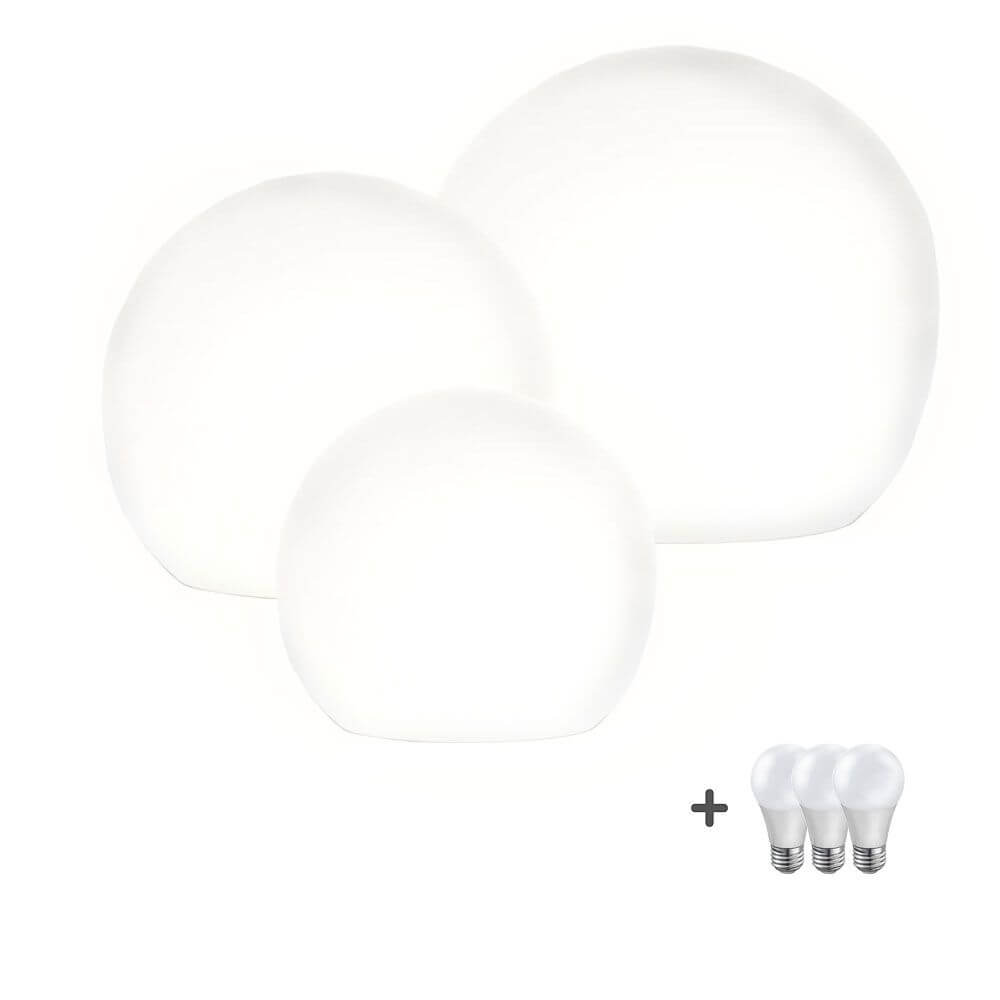 s.luce Globe Set Garten Kugelleuchten - drei moderne, weiße Kugelleuchten mit zusätzlichen Leuchtmitteln für stimmungsvolle Gartenbeleuchtung.