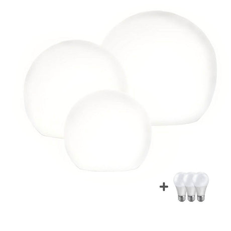 s.luce Globe Set Garten Kugelleuchten - drei moderne, weiße Kugelleuchten mit zusätzlichen Leuchtmitteln für stimmungsvolle Gartenbeleuchtung.