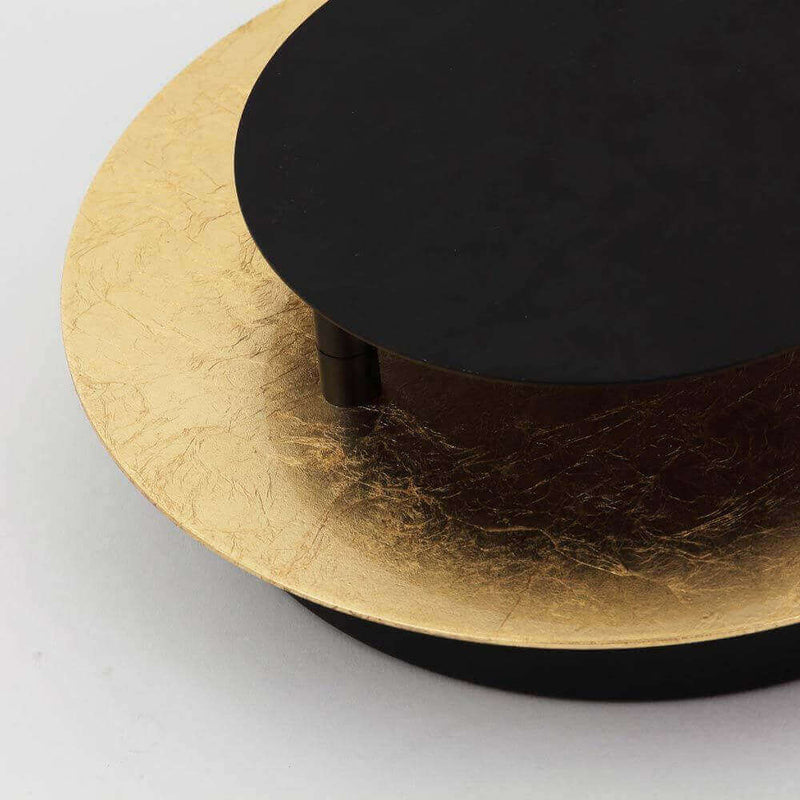 Eleganter runder Tisch mit schwarzem und goldfarbenem Design, moderne Deko für stilvolle Inneneinrichtung.