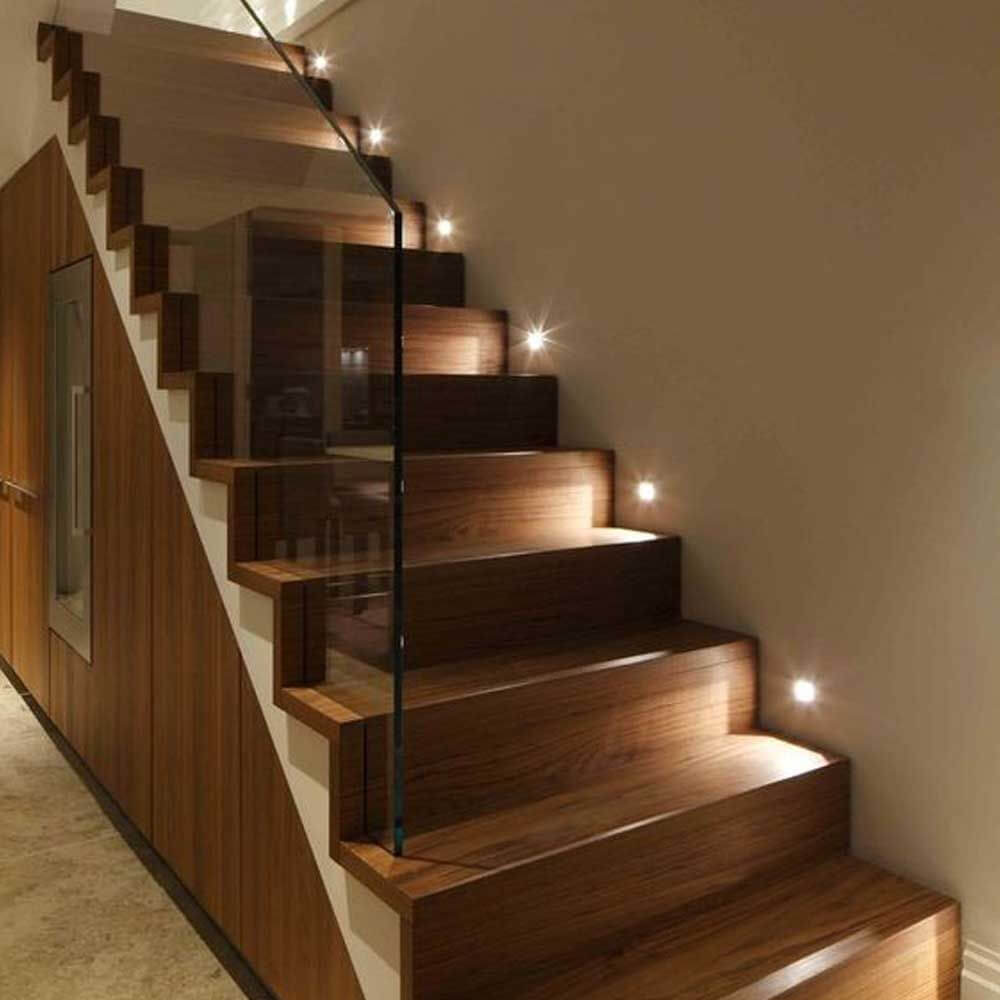 s.luce LED-Wandeinbauleuchte Box 60lm installiert an modernem Treppenhaus mit Holzstufen.