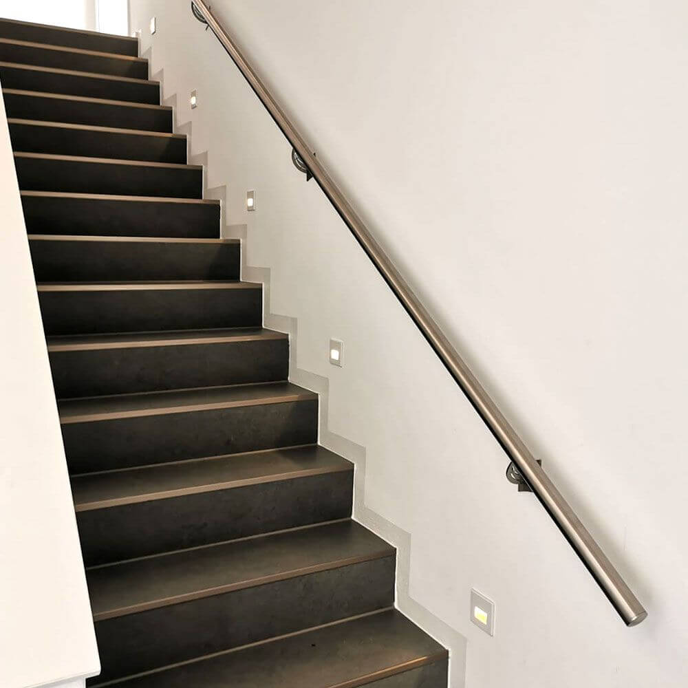 s.luce LED-Wandeinbauleuchte Box 60lm an einer modernen Treppe im Innenbereich installiert