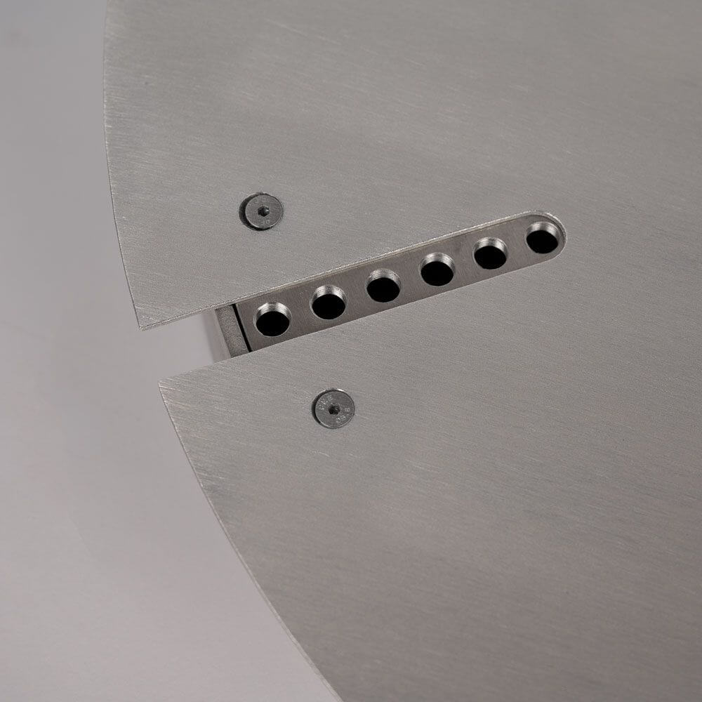 Detailaufnahme des Baldachins mit zentrischer Aufhängung, aus hochwertigem Metall mit Bohrungen.