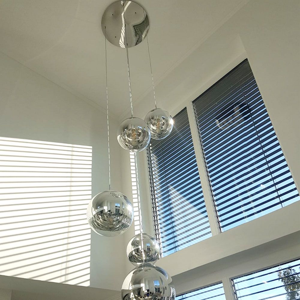 s.luce Modular Hängeleuchten-Baldachin mit 5 chromfarbigen Kugelleuchten in modernem Wohnraum.