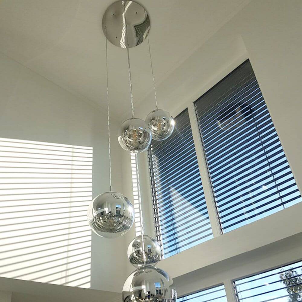 s.luce Modular Hängeleuchten-Baldachin 3-flammig oder 5-flammig mit glänzenden Pendelleuchten in modernen Räumen.