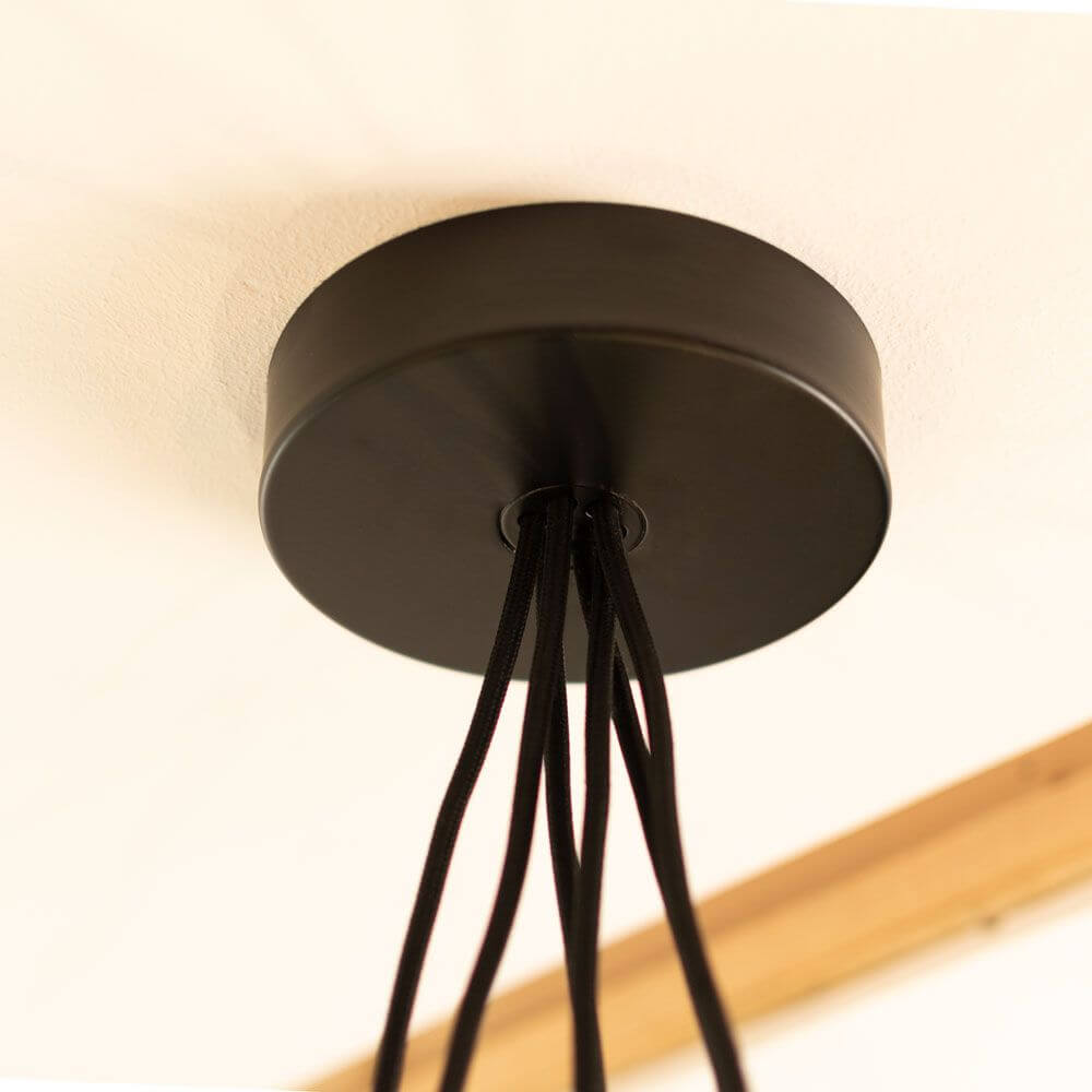 s.luce Modular Mehrfach-Baldachin 1-6 Ausgänge Ø 15cm mit schwarzen Kabeln und runder Deckenplatte.