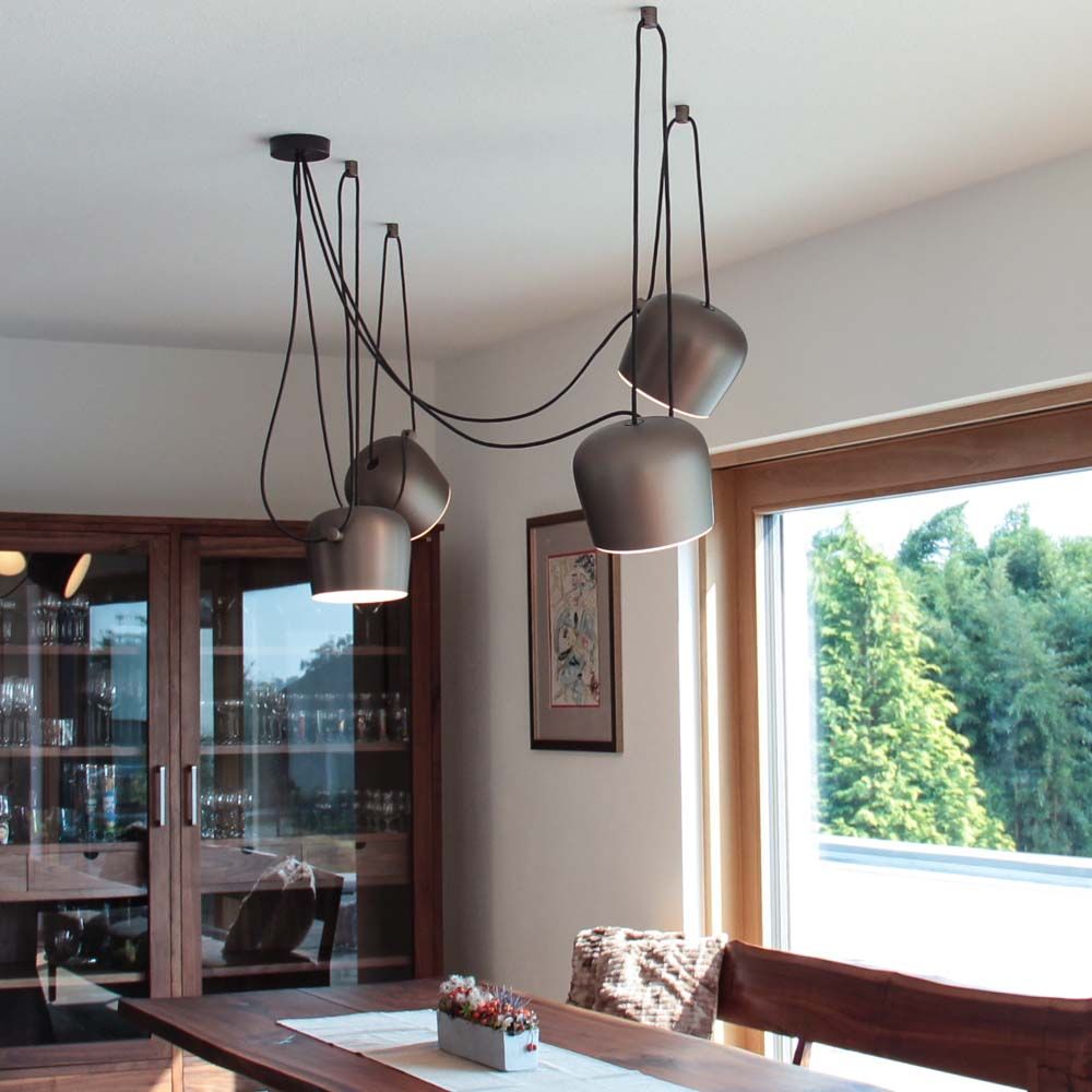 Moderne Esszimmerbeleuchtung mit s.luce Modular Baldachin und vier eleganten Lampenschirmen.