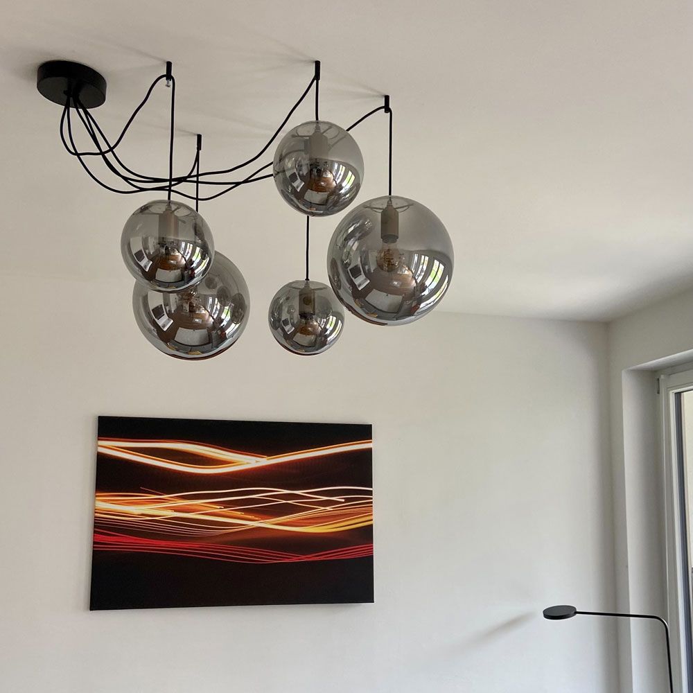 s.luce Modular Baldachin mit fünf gläsernen Leuchten in modernem Wohnambiente, Stilbildend und platzsparend.