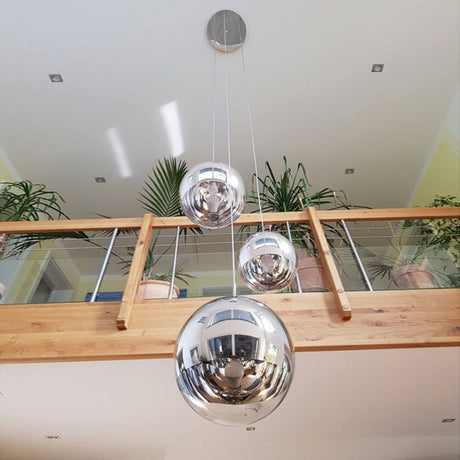 s.luce Modular Umbau bis 20 Leuchten mit modernen, schimmernden Pendelleuchten im Wohnzimmer