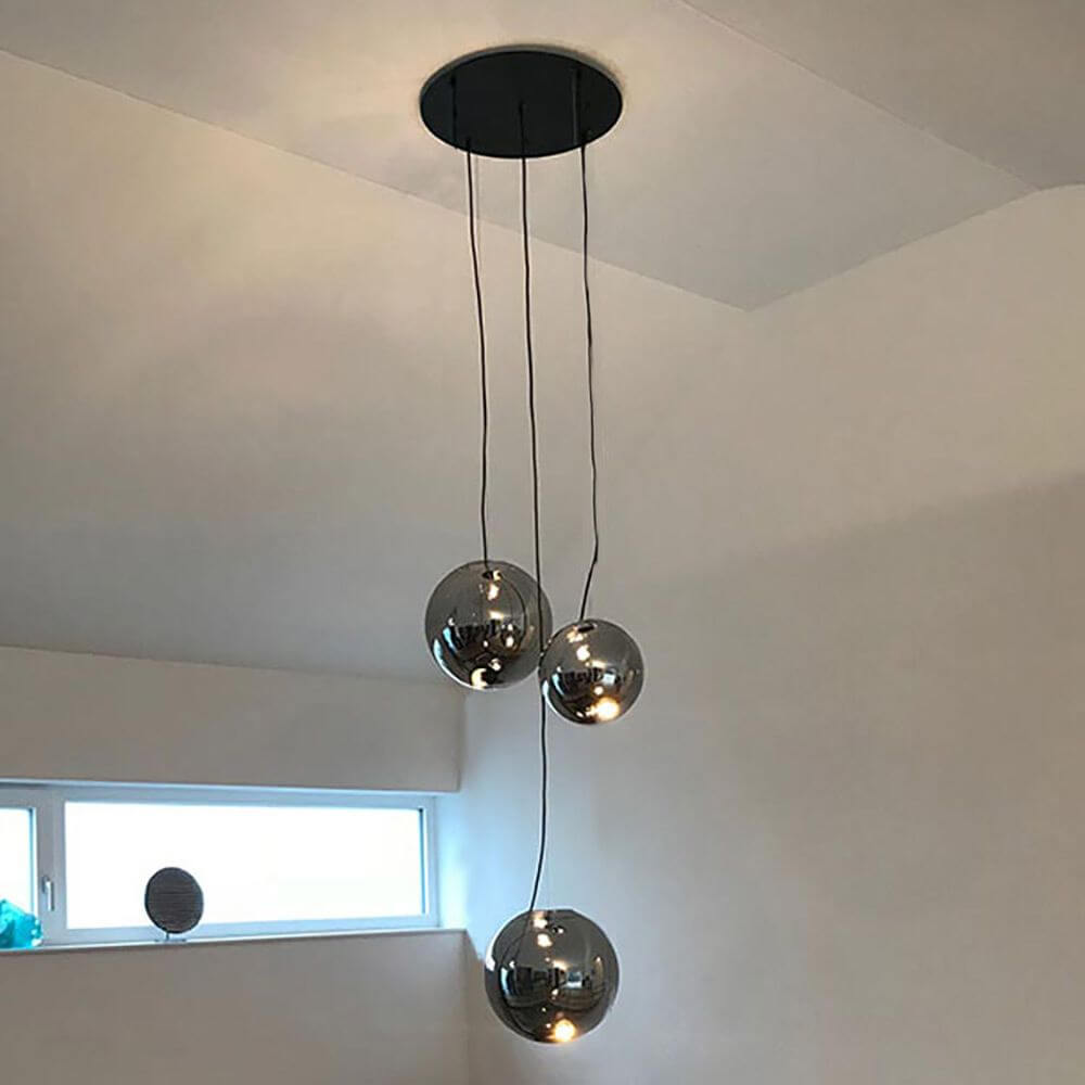 s.luce Modular Umbau bis 20 Leuchten mit drei hängenden, reflektierenden Kugelleuchten an einem Baldachin.