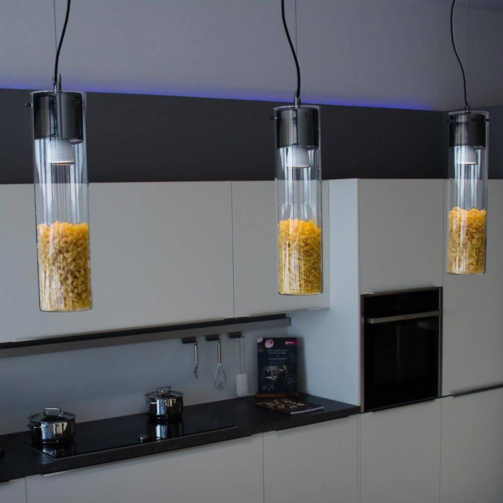 s.luce MyLight Hängeleuchte mit transparenten Zylindern, dekoriert mit Lebensmitteln in einer modernen Küche.