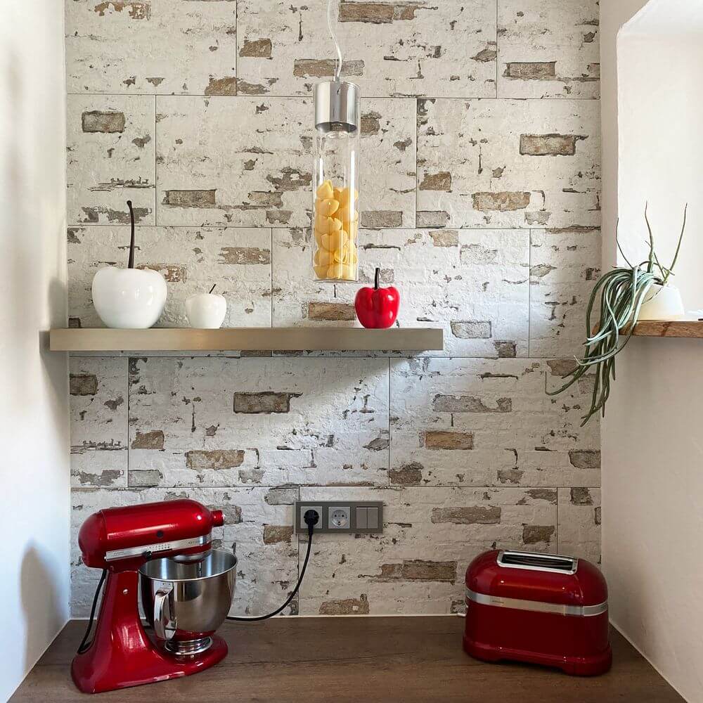 s.luce MyLight Hängeleuchte mit Schauzylinder 40cm über roter Küchenmaschine in modernem Kücheninterieur.