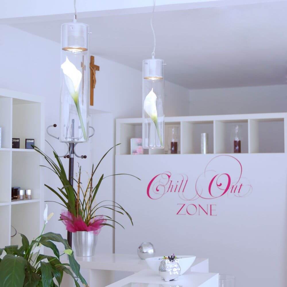 s.luce MyLight Hängeleuchte mit Schauzylinder 40cm in modernem Interieur mit Pflanzen und Dekoration