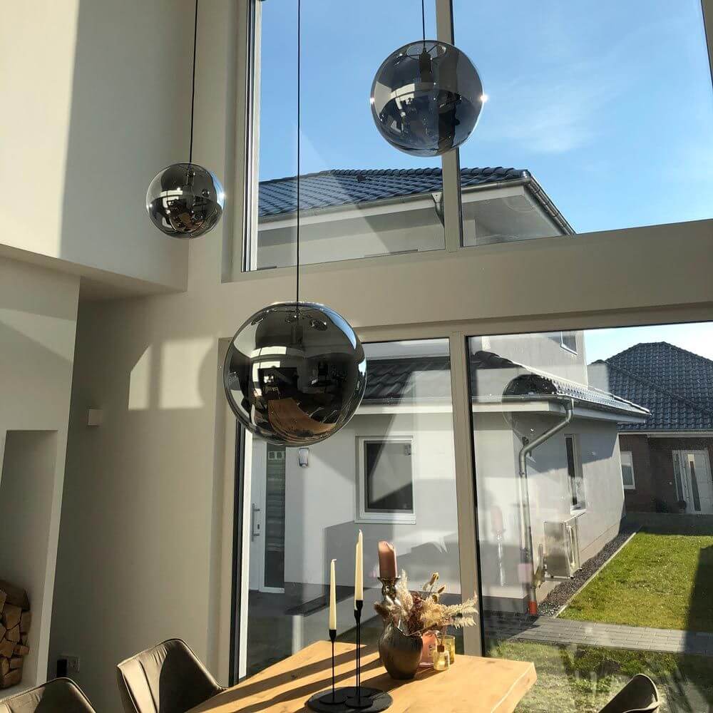 s.luce Orb XL Galerieleuchte 8-flammig mit Modular Baldachin in modernem Wohnraum mit großen Fenstern