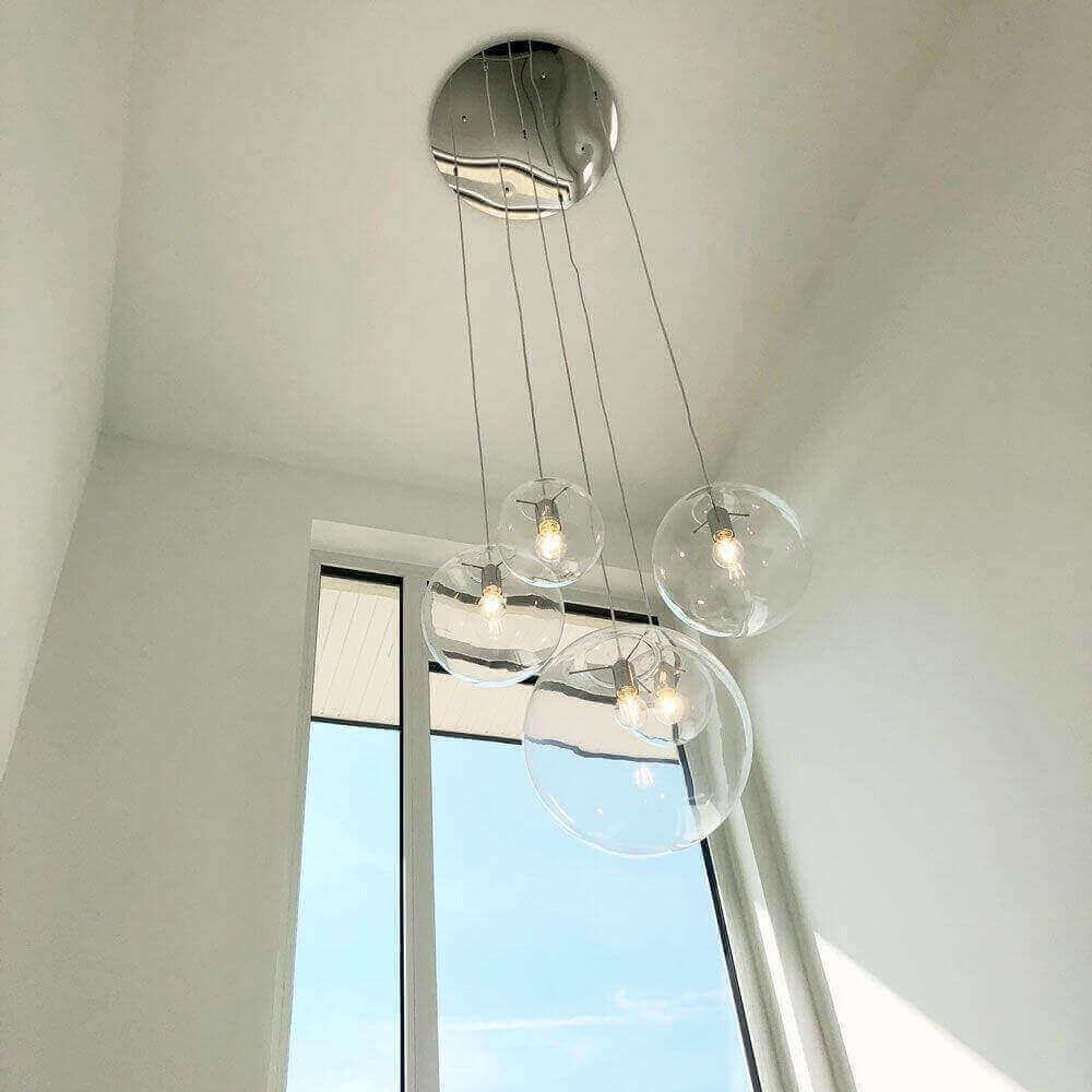 s.luce Orb XL Galerieleuchte 8-flammig mit Modular Baldachin, schwebende Glas-Hängeleuchten in stilvollem Design.