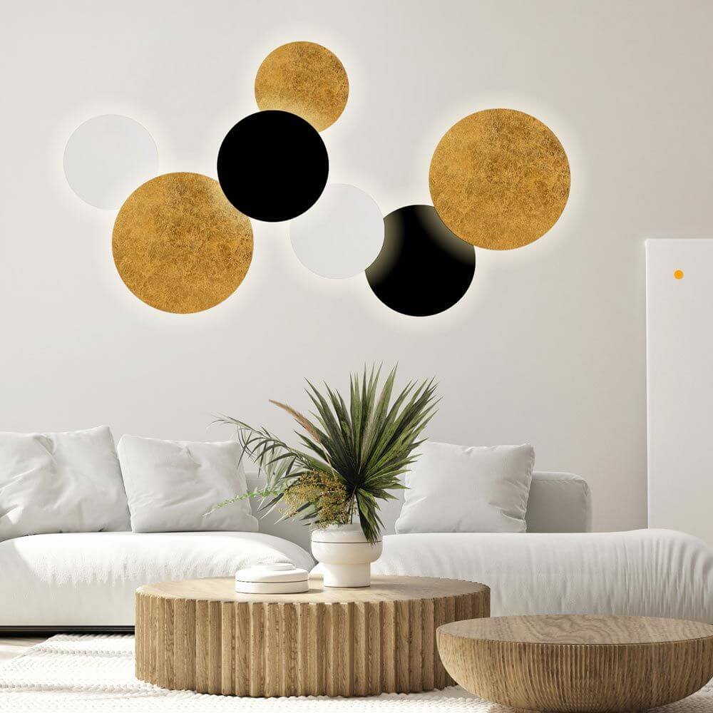 Indirekte Wandleuchten von s.luce im modernen Wohnzimmer mit verschiedenen Abständen und Farben.