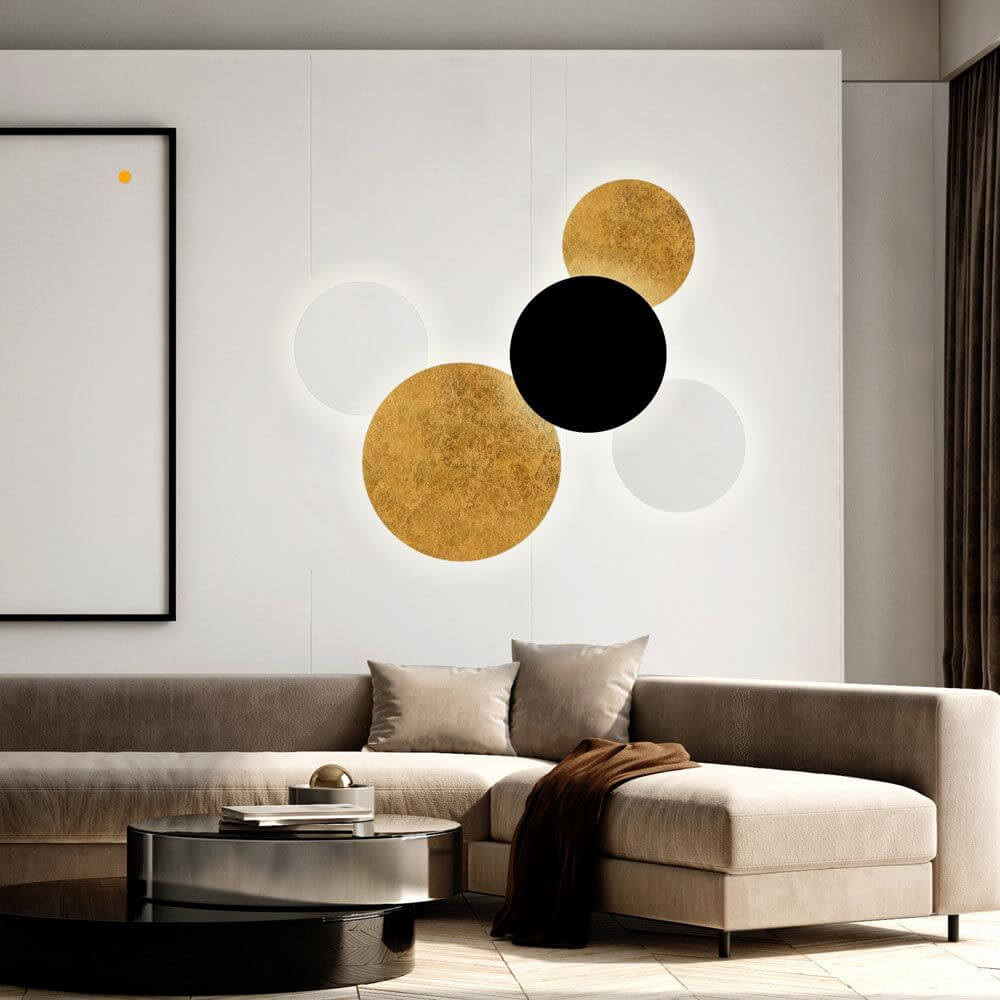 Moderne Wohnatmosphäre mit s.luce Cloud Hive Wandleuchten und künstlerischer Wandgestaltung.